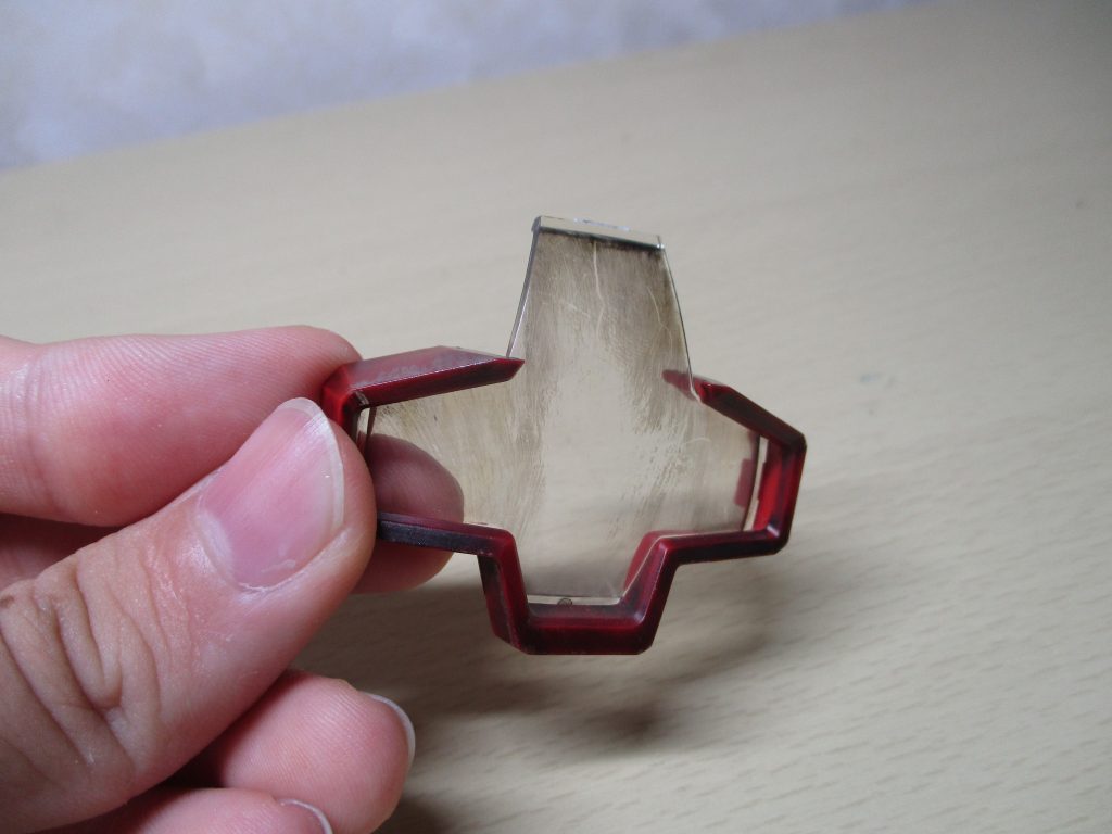 モノアイカバーはリアルタッチマーカーで汚しました。