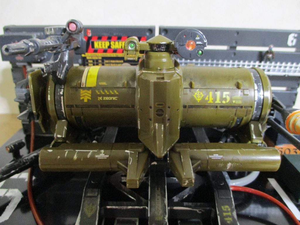 正面です。モノアイのシールやクリアパーツが付属してなかったのでHアイズを頑張ってはめ込みました。ザクマシンガンのレンズはシャインシルバーの上に蛍光ピンクを塗りました。オッゴは劇中では黄色っぽい感じだったので期待していたのですがめっちゃ茶色でした。何としてでも黄色にしてやる!という気持ちで製作しました。(でもお金と時間がないから全塗装はしない)