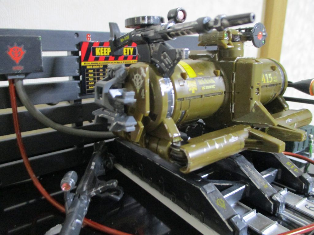 斜め横チューブはジムスナイパーから盗んできました。後ろの壁は100均のミニチュアのパレットです。