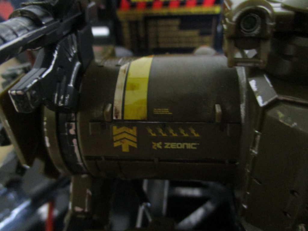 黄色感を増やしたかったのでラインを入れました。あと階級章は間違えて大佐をつけてしまいました。こんな機体に乗せられる大佐は周りから嫌われてるんでしょうか(笑)なので撃墜マークは多めにしておきました。