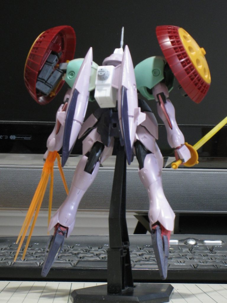 肩アーマーはガデッサです。他にビルダーズパーツやプラ材を使いました。ご覧頂きありがとうございます<(_ _)>