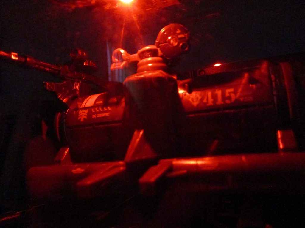 赤が一番しっくりきました。確かハッチが開いて出撃する時に赤色灯が光るとか。