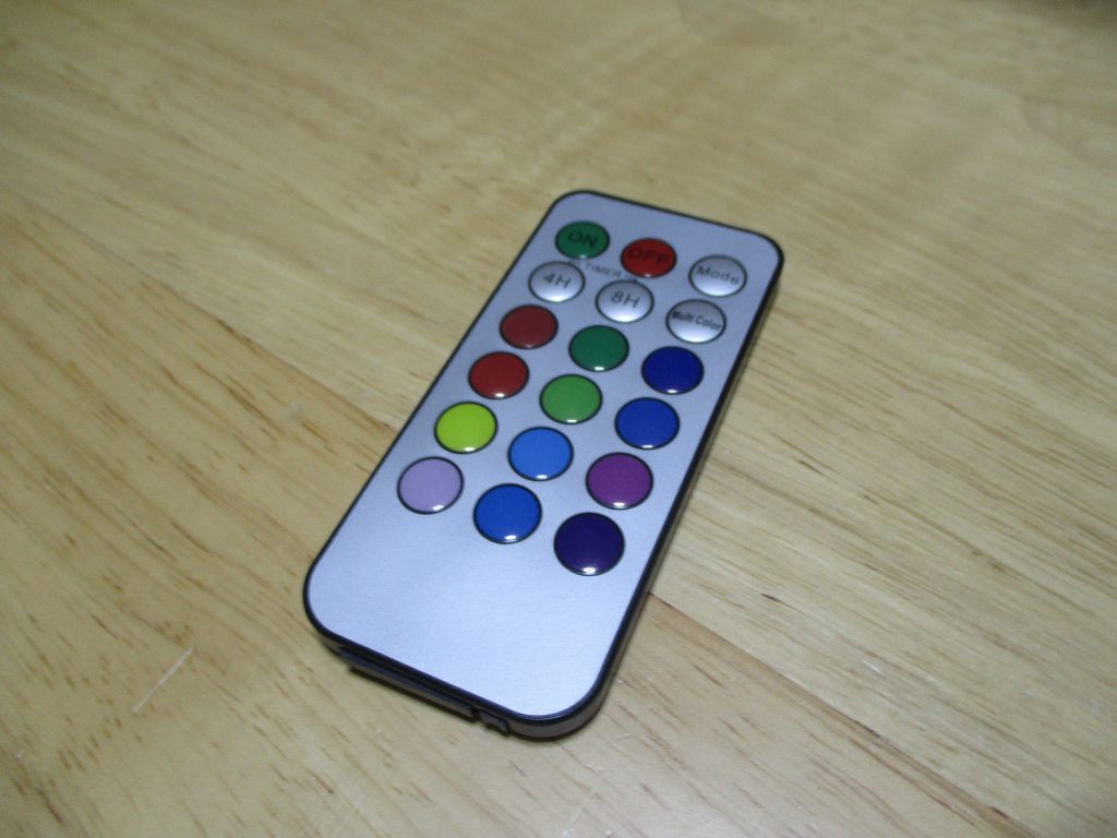 今回の肝はこの100均で買ったリモコンライト。価格は330円(税込)このボタンを押すとカラフルに光ります。