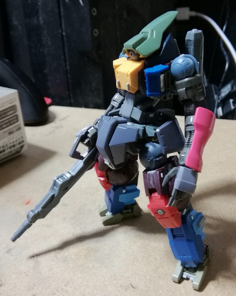 一目で素性の判らないパーツは多分どっちも頭だと思いますがぐりはジャハナムのサイドスカートで