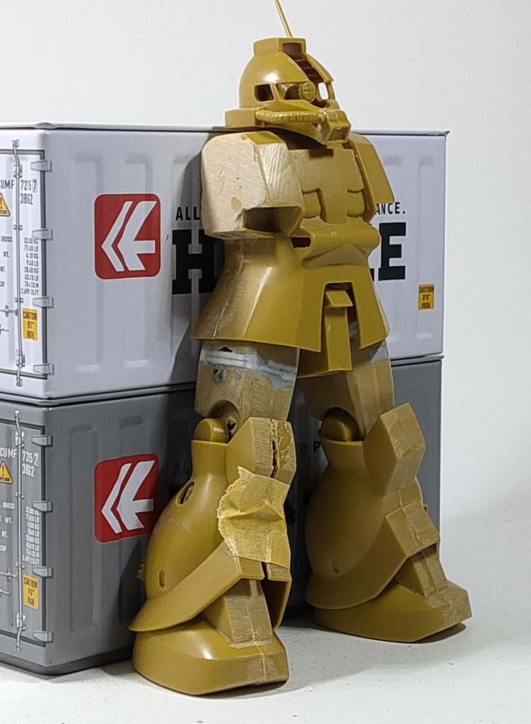 肩幅を詰め、太ももを縦方向に2ミリ延長です。