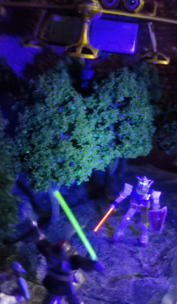 ブラックライトを使って剣などを光らせて、夜の雰囲気に