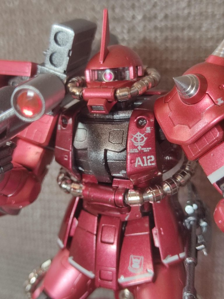 オリジンザクっぽく、肩にガトリングを