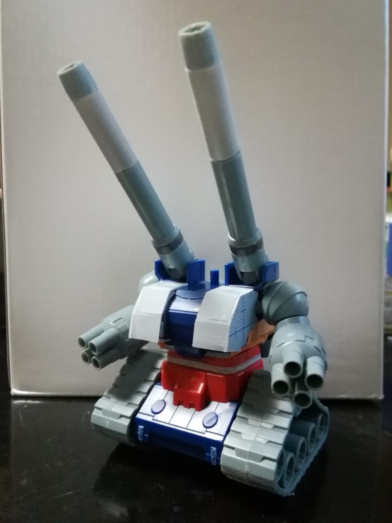 キャノン砲の基部を内側に移動。結果元のキットの頭部よりも小さい頭部を自作しています。