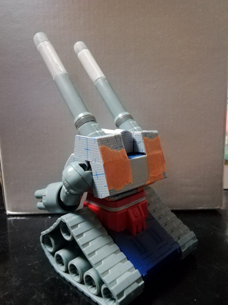 胴体の一体感を出すために、前方と後方で段差をつけ、肩付近で切り替わるように造形して違和感を減らしました