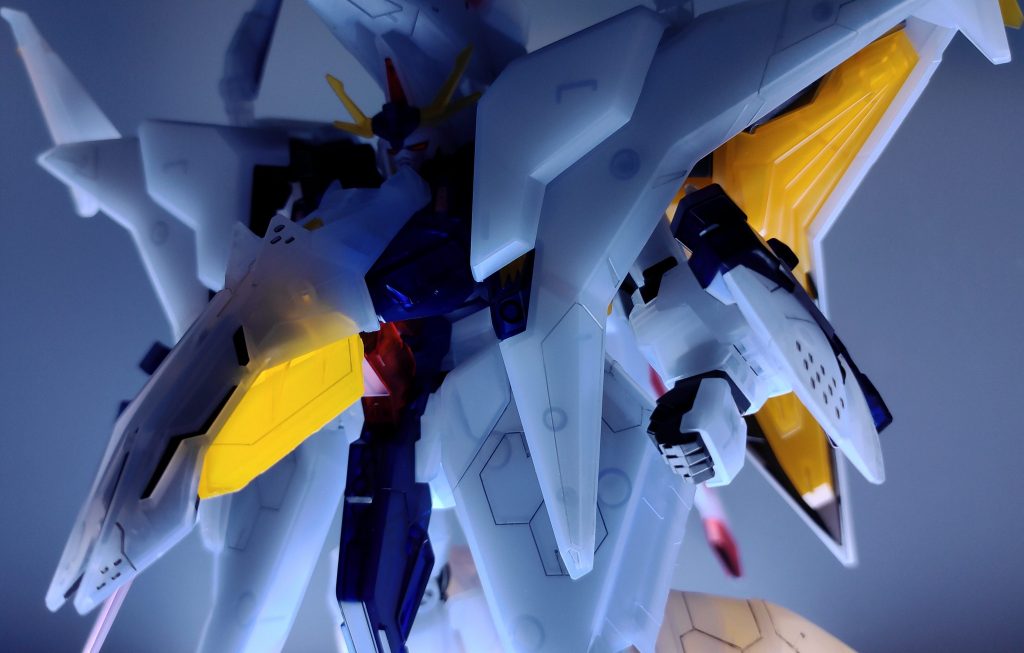 劇場版１部は全体的に暗い中でしか機体が映らなかったので、照明暗めで撮影。