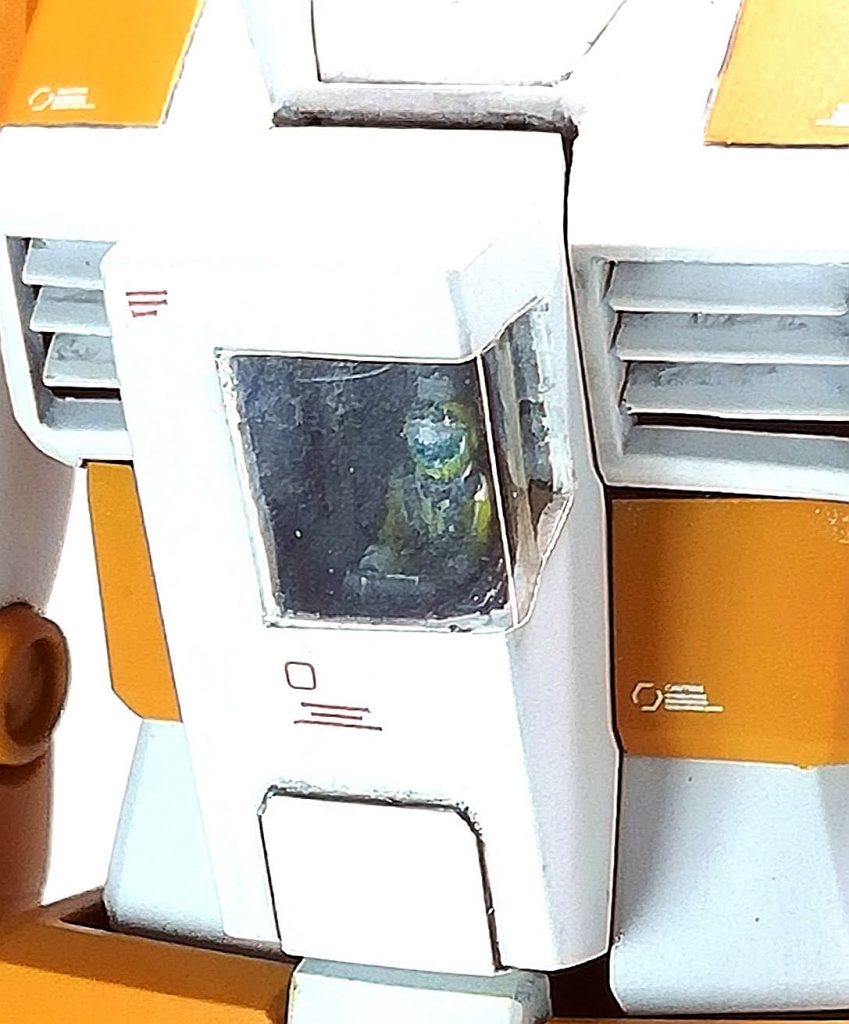 コクピット部。一応、開閉するように製作したのですが、予想どおり(?)撮影中に壊れました。