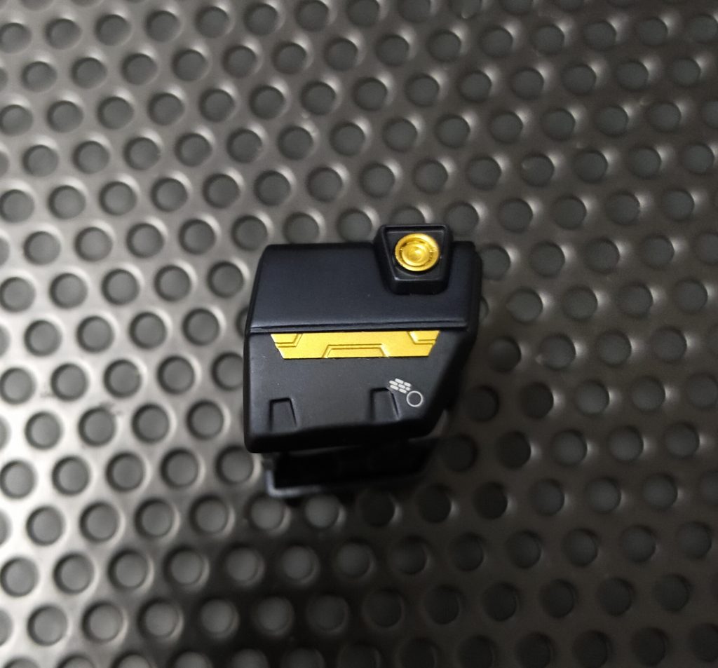 塗装したエッチングパーツを取り付けています。