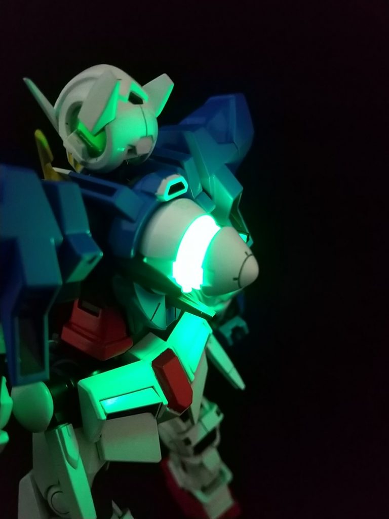 GNドライブブースト状態は、キットの物はグレーなのでクリアレジンで複製・着色して内側から光らせています。ドライブ・ソード双方とも小型スイッチを見えない部分に配置して、電池の交換も容易にしてあります。