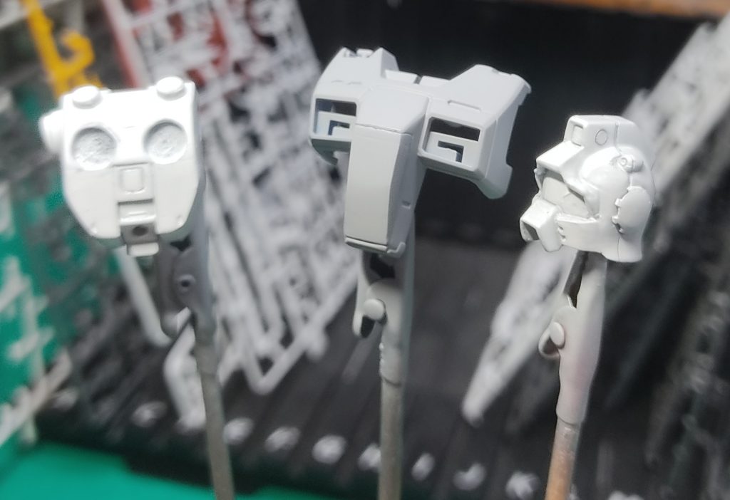 頭はいろんなジムの頭を見比べて使えそうなのを探したのですが、結局普通のHGジムの頭を使用、首から下はオリジンガンダムをベースに手を加えたものです。バックパックもオリジンガンダムを使用ご覧いただきありがとうございました