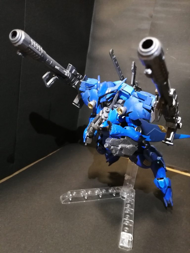 武器はバズーカ×2、ショットガン×2丁、近接武器として太刀、クナイ、ビームサーベルを装備しています。