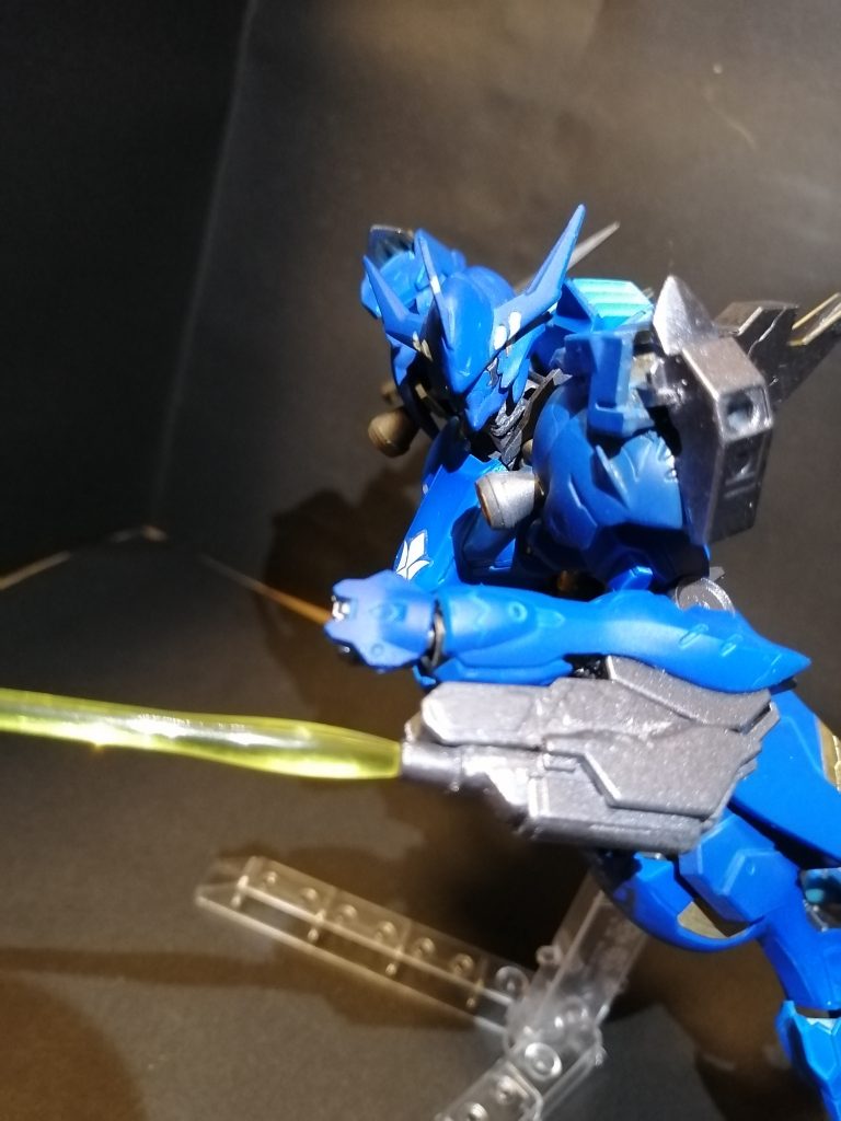 ビームサーベルは鉄血の世界観ではほとんど無力ですがGBNやBFの機体として制作したので装備させました。