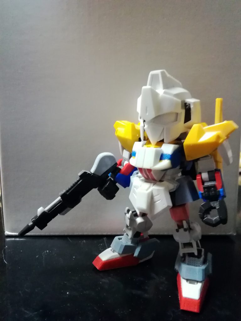 加工再開時の様子。ライフルもSDCSゼータガンダムのものを加工して百式の物に形状変更しています。サーベルの持ち手は、SDCSガンダムの物に市販のバーニアパーツを取り付けてそれらしくしました。