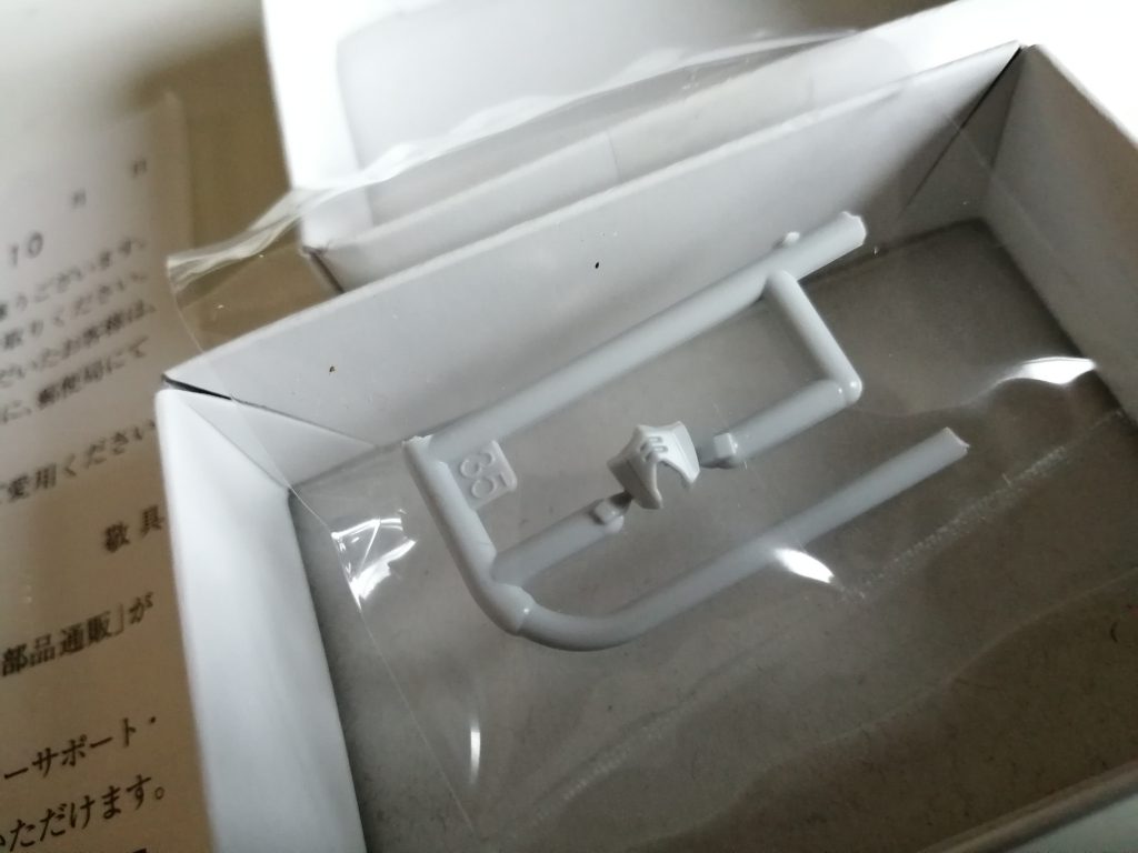 エナメル塗装の破壊力を油断していた。スミイレ中にマスクが真っ二つに( 汗; )パーツ手配に１ヶ月要したのも、良き思い出となりました(苦笑)