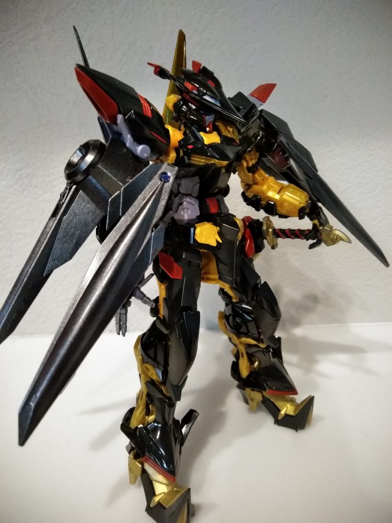 纏う鎧のような翼をイメージ