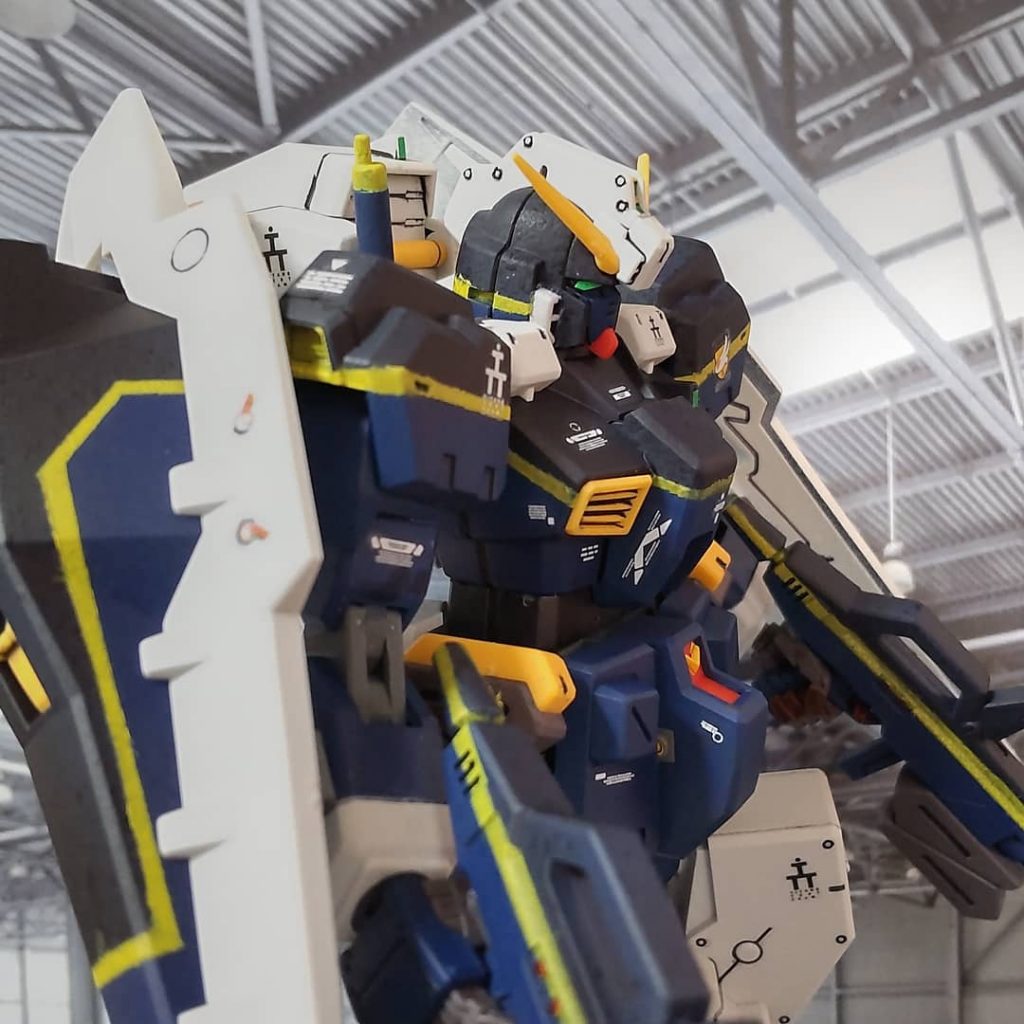前腕や肩アーマー等、合わせ目消し、後ハメ加工に初挑戦しました頭部や脚部側面合わせ目は段落ちモールド加工にしています