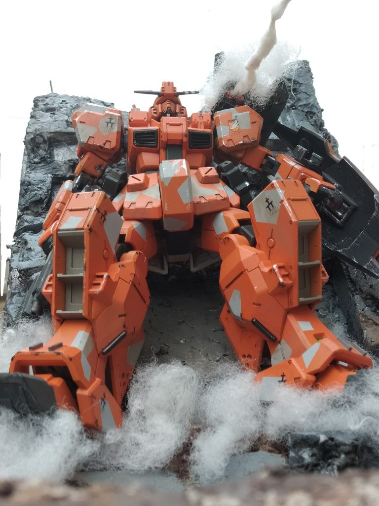 「閃光のハサウェイ」で、ビルから落ちるグスタフ・カールに、影響されて作りました。廃墟とモビルスーツはよく合いますね!