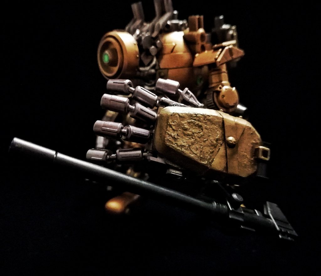 本機は、左腕部に遠距離攻撃のための低反動キャノン砲と放熱ラジエーター、