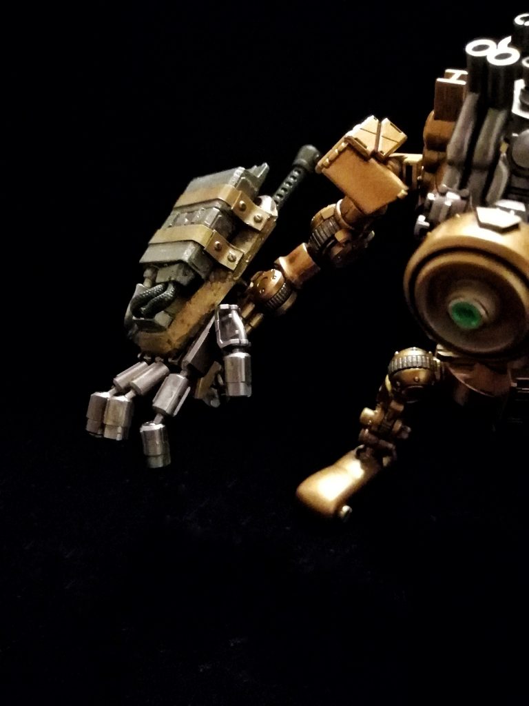 右腕部には廃棄物処理用の焼却装置が取り付けられ、