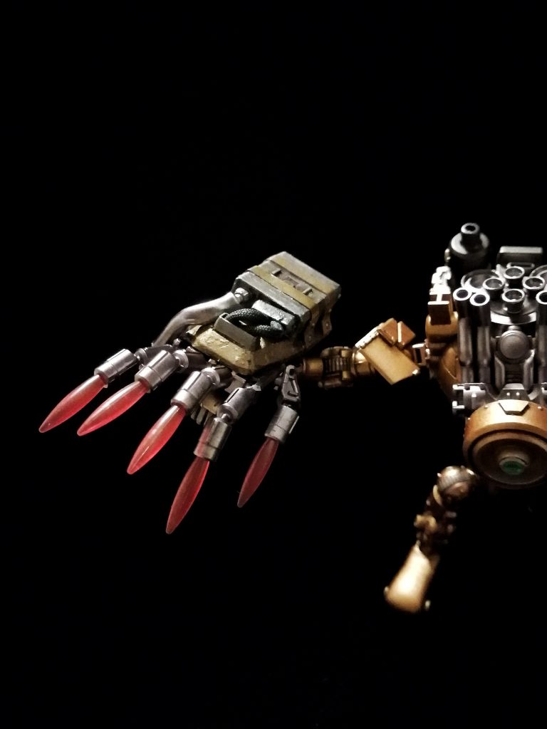 大型マニピュレータからバーナーのように炎を噴出するよう改造し、近接攻撃武器として転用しています。