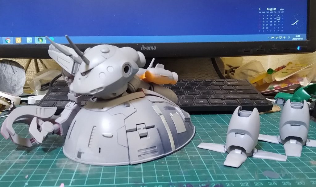 ハイゴッグカラーにして水陸両用モビルアーマーにすることにしたのでスジ彫りとかそれっぽいディテールアップをしました。