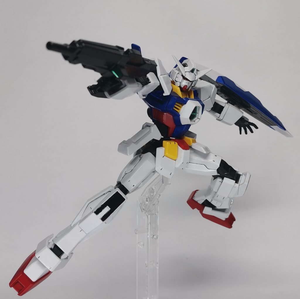 最初にドッズライフルを受け取った時に取ったポーズを再現してみましたシールドの塗ってない部分がすごい目立ちます……