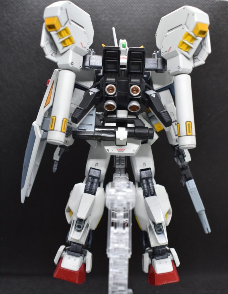 後ろはこんな感じ。バズーカは取り外して腰にマウントすることができます。