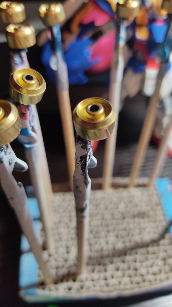 カートリッジをマッキーのコールドで塗っているところです。赤みがかったゴールドで高級感があります。触ってもそうそう塗膜が荒れないので、かなり使いやすいです。