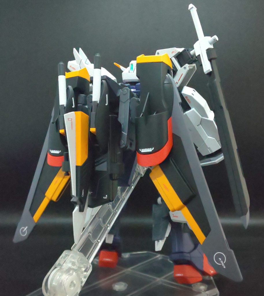 【フォルクス】は基本的に近接武器メイン。ビームライフルも装備してますが、カップリングモード時には、互いの武器を1部換装します。