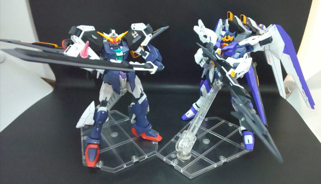 コンビネーションを100%発揮出来る『カップリングモード』では、ショルダーアーマーとその武器を換装し、接続することで、より協力なソードとライフルになります。