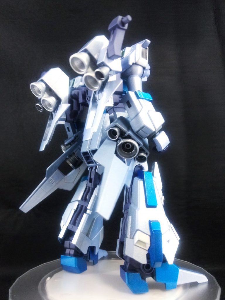 ディフェンサーを間引いているので、背部には余裕があります。特にブースター横は3mm軸が出ているので、追加装備を考えるのが楽しみです(*´ω｀*)