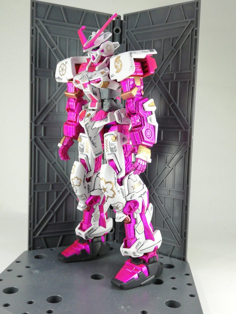 全身です。塗装はガンダムマーカーのメタリックピンクをフレーム部分に、装甲や足の一部分には金色はメタリックゴールドを使用しています。仕上げは半光沢のトップコートを吹いた後つや消しのトップコートを重ねました全体的にガッツリデカールを入れよう、がこのアストレイを作るにあたっての目標でした、もう少しデカールを足しても良かったかもです