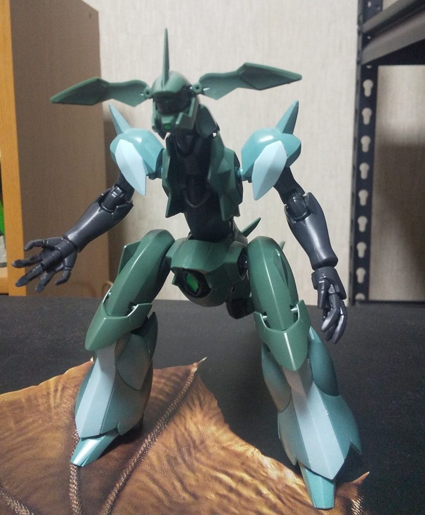 元々ドラゴン体型でしたので、元の物より太い足と長い腕を求めてバクトから腕と膝から下の足を拝借。理想の体型に近づきました。足はそのままですとバクトの膝のところが干渉して、膝が曲がったままで短く見えてしまったので干渉する部分を削りある程度真っ直ぐ伸ばせるようにしました。