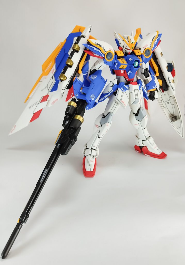 ライフル用持ち手は、ビルドハンズか何かの大きなサイズを削って使えるようにしました。がっちりホールドしているのでライフルを水平に構えても垂れてきません。が、撮影はスペースの関係で上手く写真が撮れませんでした。