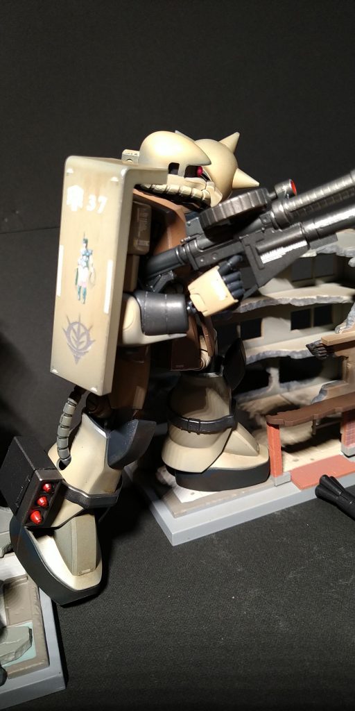 シールドのザクレディは南ヨーロッパ戦線の部隊だそうです、一年戦争の設定は深い…。