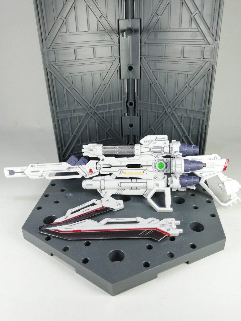 カレトヴルッフ炎へがっちゃんこです。「炎」はガンダムマーカーのレッドで、英文字の「カレトヴルッフ」はオレンジのスミ入れペンで塗り塗りしました。割と雰囲気は出ていると思うのですがちょっと色合いが周りから浮きすぎてるかも?