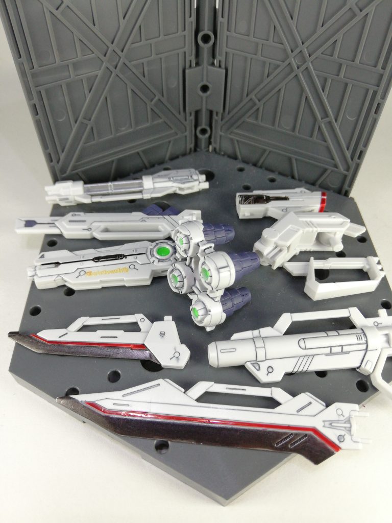 パーツバラバラ事件です。塗装はガンダムマーカーで行いクリアグリーンの部分は市販のクリアパーツを削って調整し、はめ込みました。こうして見るときちんとコーティング処理等をしてないので塗装ハゲ等目立ってますね……時間を見つけてやっておこうと思ってますー