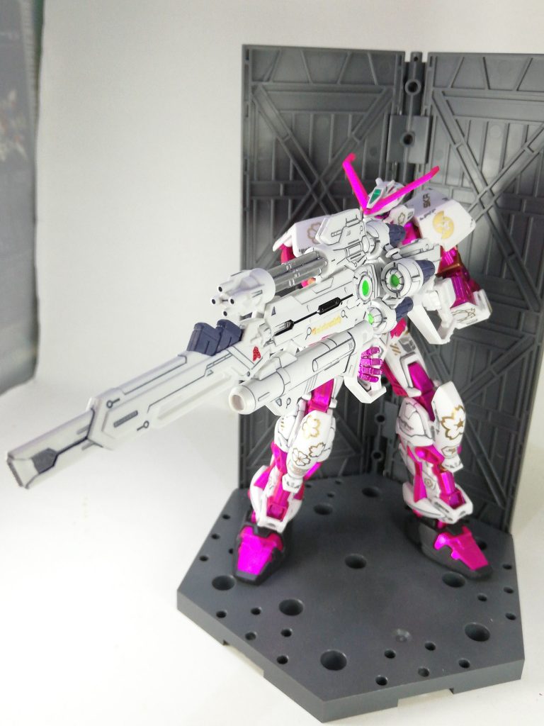 最後に以前制作した桜アストレイに持たせてみました。最カッコいいです、買って大正解、優勝。でもめちゃくちゃ重いわこれ、手首が悲鳴をあげるねん以上、カレトヴルッフ炎でした。もー少し塗装面でいじいじしても楽しめそうなキットです