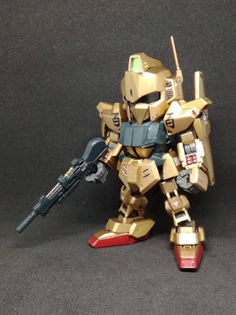 デカール貼り付け前の撮影時。肩の百の字はガンダムマーカーの墨入れペンとリアルタッチマーカーを使っての手書きです。