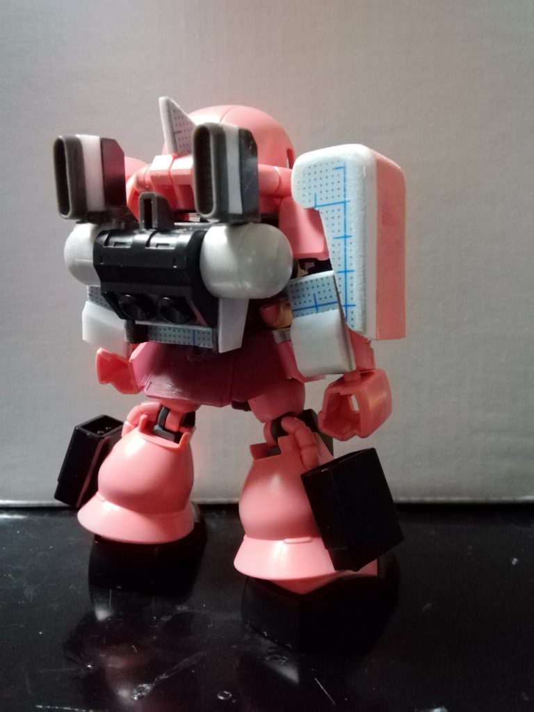 陸戦型ガンダムのバックパックを切り貼りして、シャアザクのバックパックをミキシング、市販パーツも加えてそれらしい形状に。