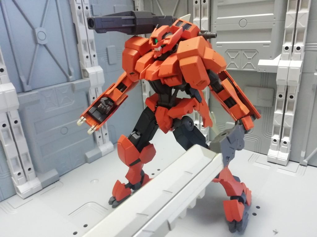 唯一の射撃兵装であるレールガン。接近戦の邪魔にならないようバックパックマウント式に。フラウロスへ継承された兵装の一つ