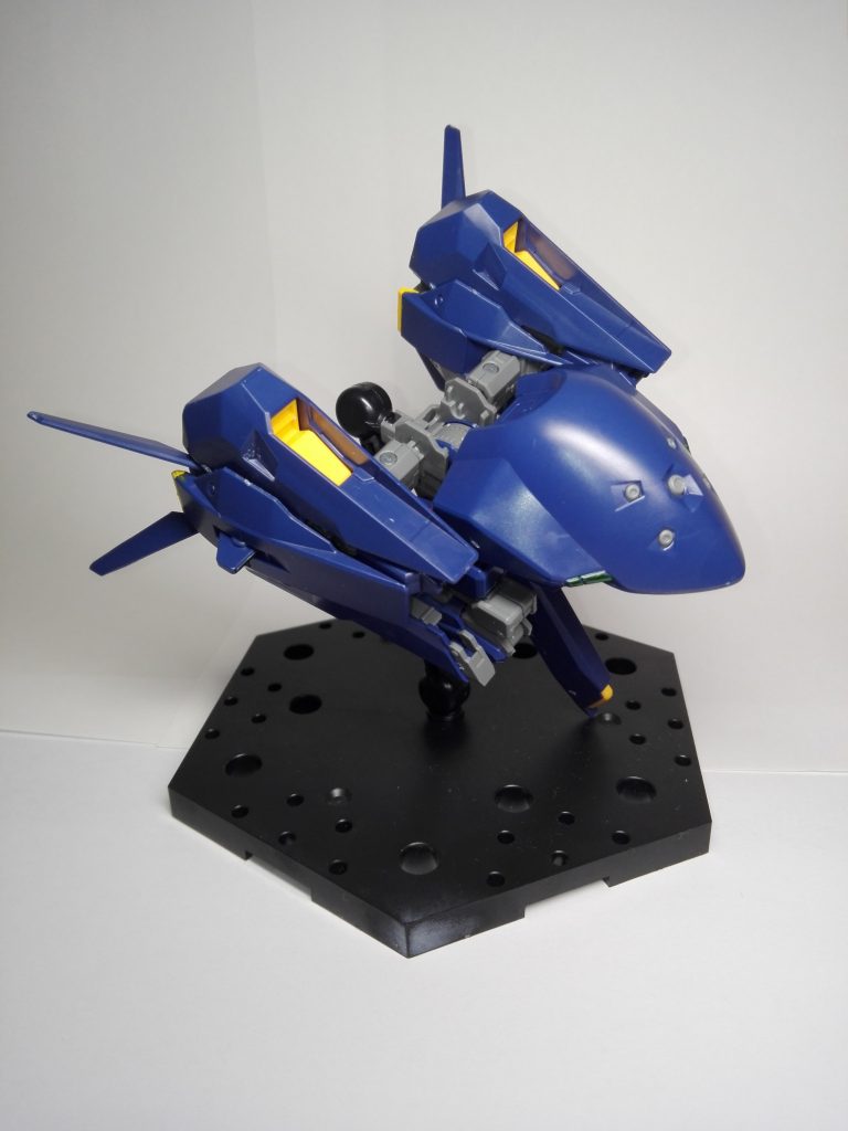 MA形態にも変形。色以外はノーマルと何ら変わりありません。写真だと鮮やかに見えますが実際はそうでもないです。常々思っているのですが、変形の際両脚が入れ替わるのはどういう構造なんでしょうね。