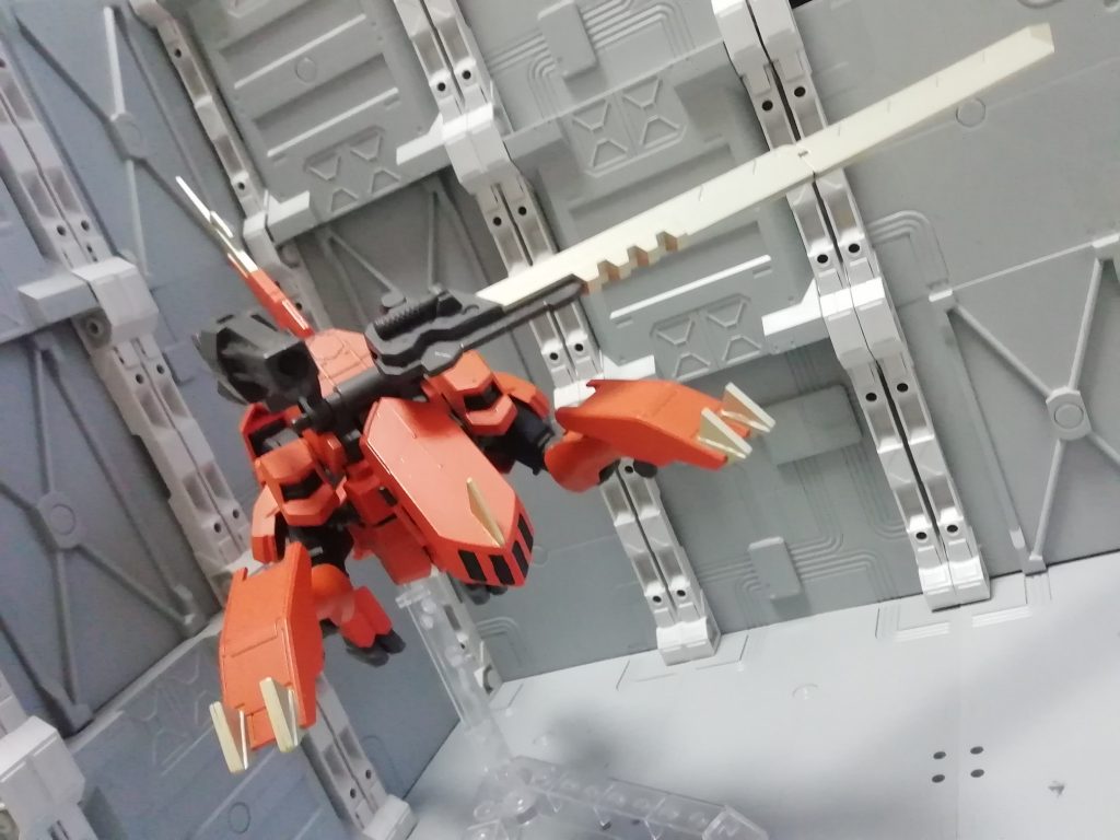 レールガンで牽制しつつ展開した大剣で敵機をすれ違いざまに両断するのが主な戦闘方法