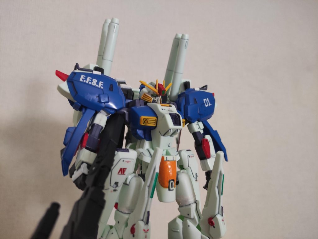 横から見た写真付属のデカールは経年劣化で黄ばんでいたので手持ちのをペタペタしました