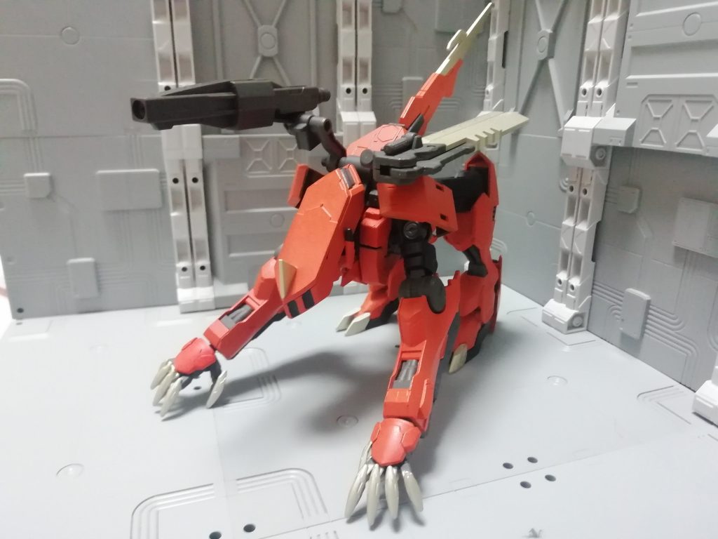 近接戦闘形態へ変形。厄祭戦時と比べるとその姿は異形の獣である