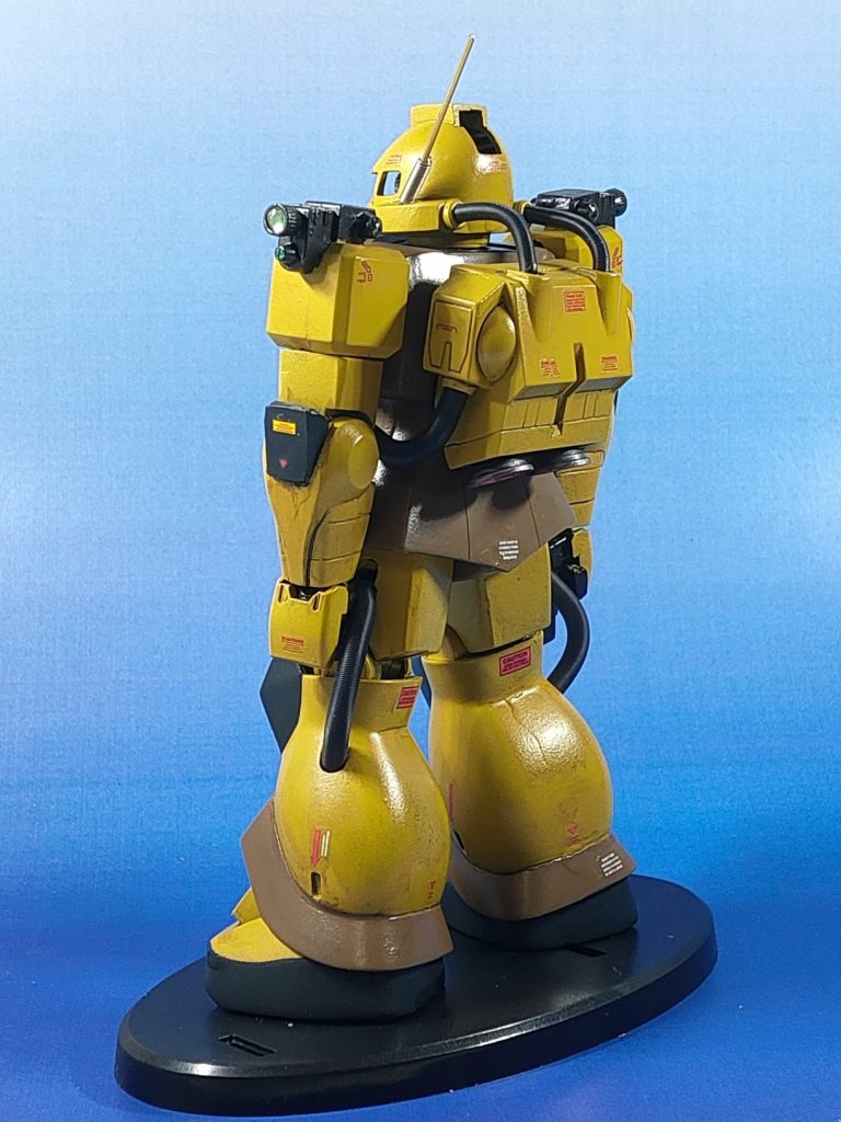 肩のカメラ部分はセリアに売っていたネイル用シールを貼っています。前後のカメラはメタリックカラーを塗った上からUVレジンを盛り付けています。